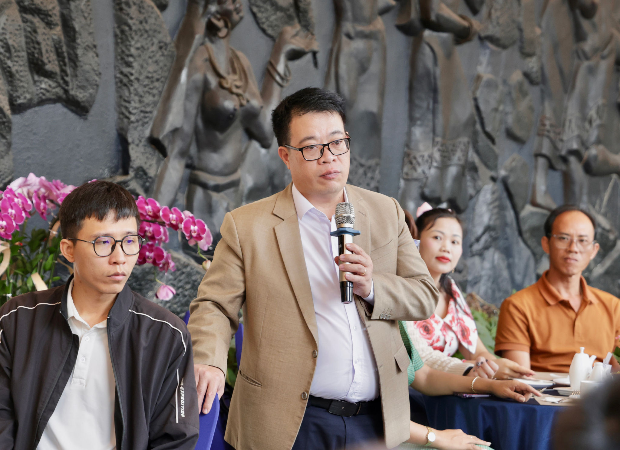 Phá “bức tường” hành chính trong không khí cà phê doanh nhân